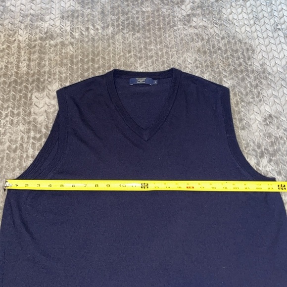 J. Crew 100% Merino Wool V Neck Sweater Vest.  Size XL. - Picture 6 of 6